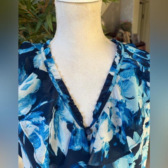 Karl Lagerfield, ladies XL sleeveless ruffled summertime blouse, excellent cond - Picture 10 of 14